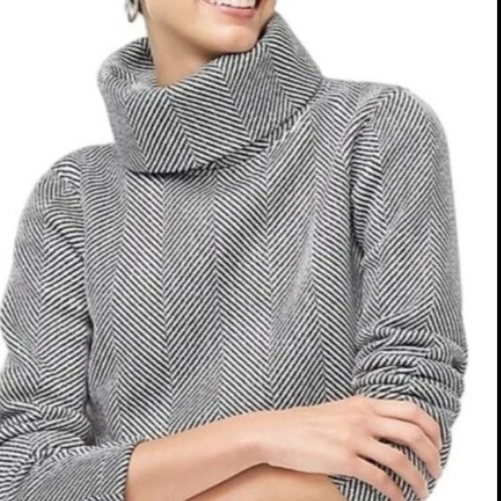 J. Crew Pullover Top Size XL Black White Herringbone Fleece Funnel Neck - Picture 2 of 6